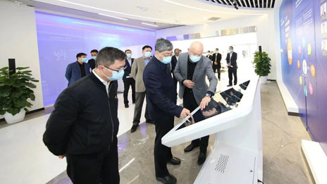 姜德義一行調(diào)研國(guó)創(chuàng)中心：加強(qiáng)科技創(chuàng)新 助力民族汽車(chē)工業(yè)發(fā)展